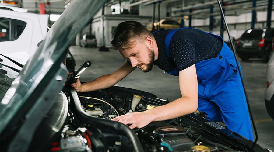 Mehaničar pregleda motor automobila